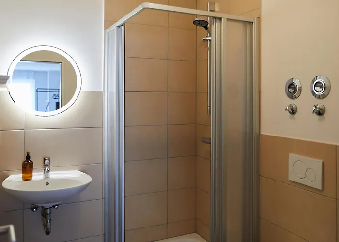 Apartament R B Comfort Am Flughafen Fuer 1-5 Personen - Ideal Fuer Geschaeftsreisende Und Familien - Kueche - Smart Tv - Waschtrockner - Kostenloser Parkplatz