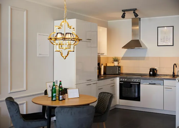 Apartament R B Comfort Am Flughafen Fuer 1-5 Personen - Ideal Fuer Geschaeftsreisende Und Familien - Kueche - Smart Tv - Waschtrockner - Kostenloser Parkplatz