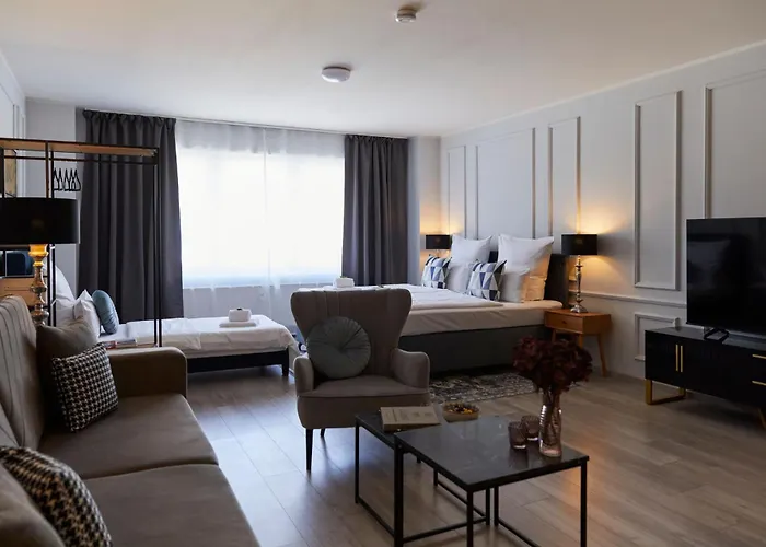 R B Comfort Am Flughafen Fuer 1-5 Personen - Ideal Fuer Geschaeftsreisende Und Familien - Kueche - Smart Tv - Waschtrockner - Kostenloser Parkplatz