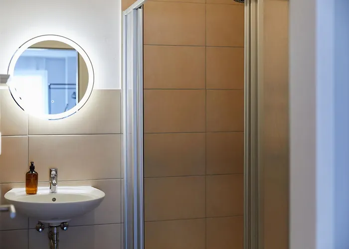 R B Comfort Am Flughafen Fuer 1-5 Personen - Ideal Fuer Geschaeftsreisende Und Familien - Kueche - Smart Tv - Waschtrockner - Kostenloser Parkplatz Apartament