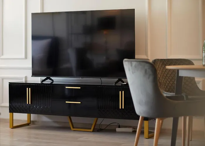 Apartament R B Comfort Am Flughafen Fuer 1-5 Personen - Ideal Fuer Geschaeftsreisende Und Familien - Kueche - Smart Tv - Waschtrockner - Kostenloser Parkplatz