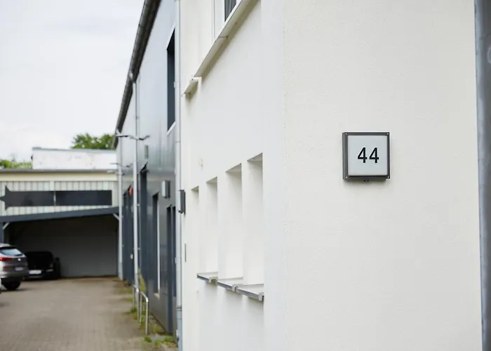 Apartament R B Comfort Am Flughafen Fuer 1-5 Personen - Ideal Fuer Geschaeftsreisende Und Familien - Kueche - Smart Tv - Waschtrockner - Kostenloser Parkplatz *